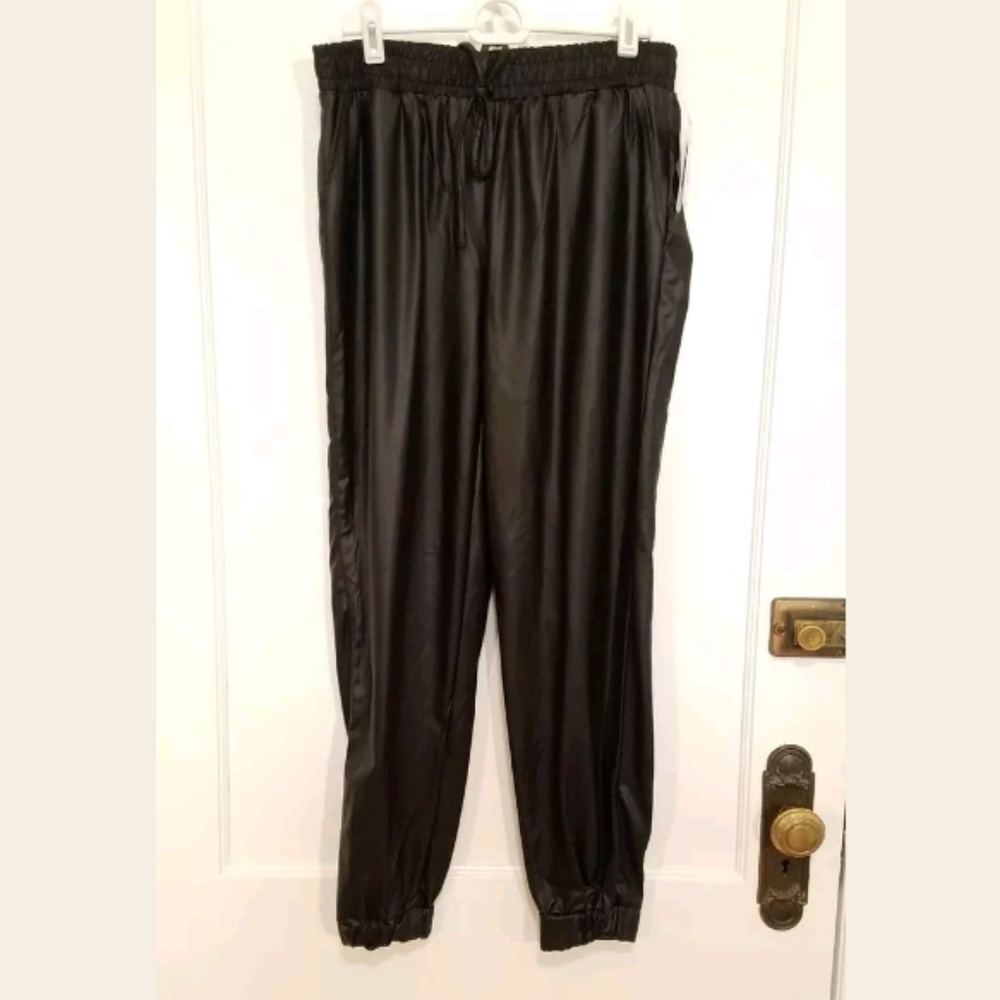 paper tee jogger pants size L NWT